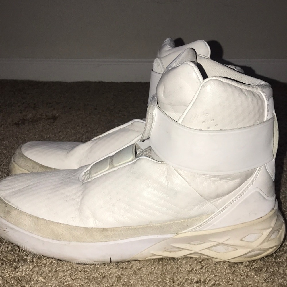 Nike Hunter Swoosh